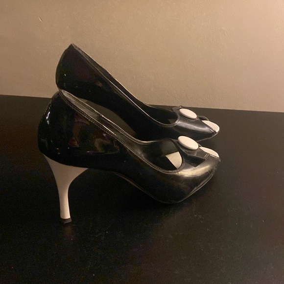 Bebe black and white patent leather peep toe heels size 10 - Picture 3 of 13